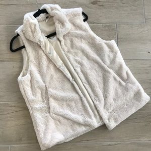 Super cute fuzzy vest with pockets!